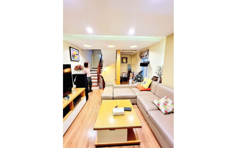 La Thành, 43m2 x 4 tầng, Dân xây chắc chắn, Lô góc thoáng sáng, ngõ 3 gác tránh xe máy, thông sang Hào Nam, tổ dân phố dân trí cao, thân thiện dễ