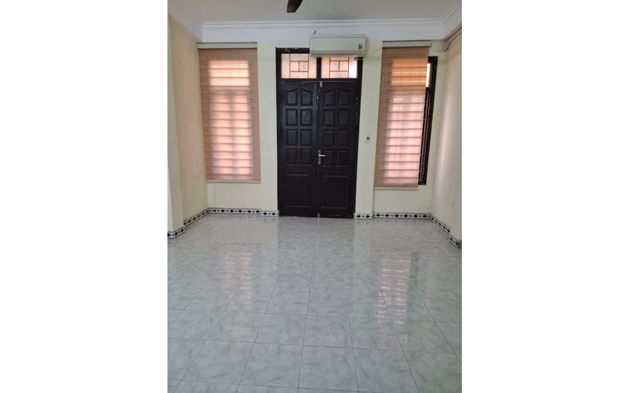 BÁN NHÀ TRẦN QUỐC HOÀN - CẦU GIẤY
DT 42M2 X 5 TẦNG, MẶT TIỀN 4M