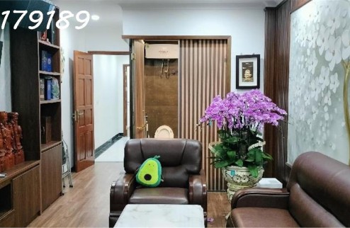 Nhà Phố Kim Đồng - Q . Hoàng Mai 
2 thoáng - Gara Ô tô - Thang máy ,tặng Full nội thất 
DT 65m ,Giá chào hơn 10 tỷ
