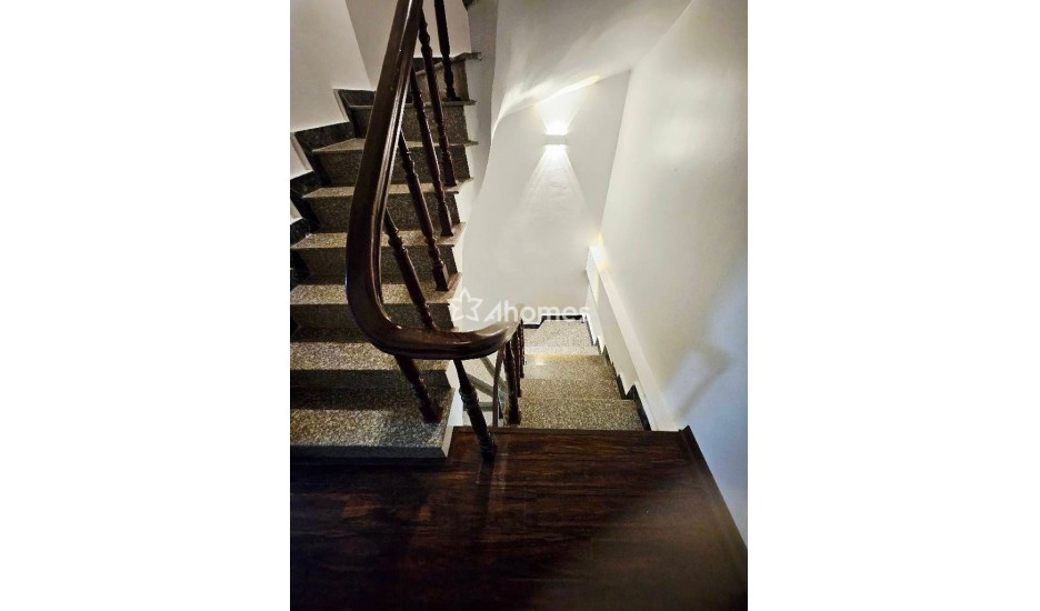 Bán nhà Tân Mai Hoàng Mai 33m2 xây 5 tầng gần hồ Đền Lừ