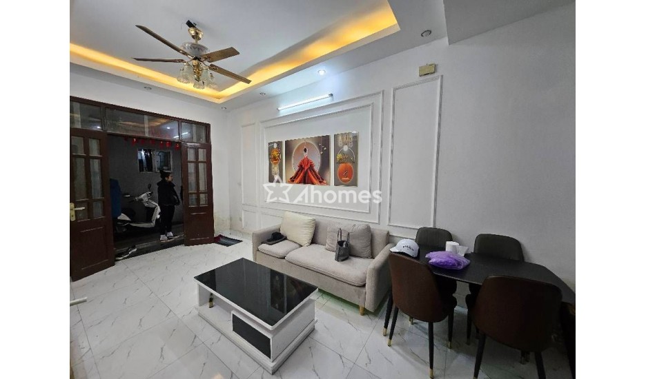 Bán nhà Tân Mai Hoàng Mai 33m2 xây 5 tầng gần hồ Đền Lừ