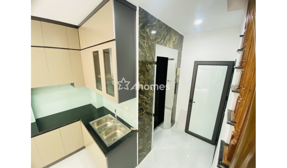 GIÁP NHỊ THỊNH LIỆT HOÀNG MAI NHÀ XÂY MỚI 5 TẦNG THANG MÁY PHÂN LÔ THẲNG TẮP  RA Ô TÔ TRÁNH ĐỖ