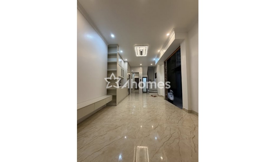 Căn nhà mới đẹp ở ngay, Phố Định Công Thượng, tiện ích thang máy xịn, giá hơn 9đ