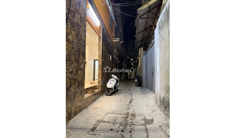 Căn nhà mới đẹp ở ngay, Phố Định Công Thượng, tiện ích thang máy xịn, giá hơn 9đ