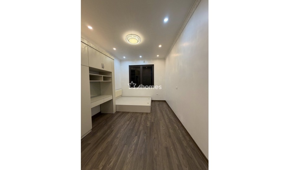 Căn nhà mới đẹp ở ngay, Phố Định Công Thượng, tiện ích thang máy xịn, giá hơn 9đ