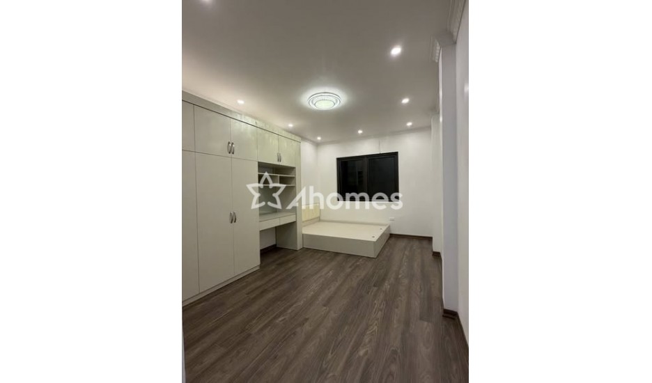 Căn nhà mới đẹp ở ngay, Phố Định Công Thượng, tiện ích thang máy xịn, giá hơn 9đ