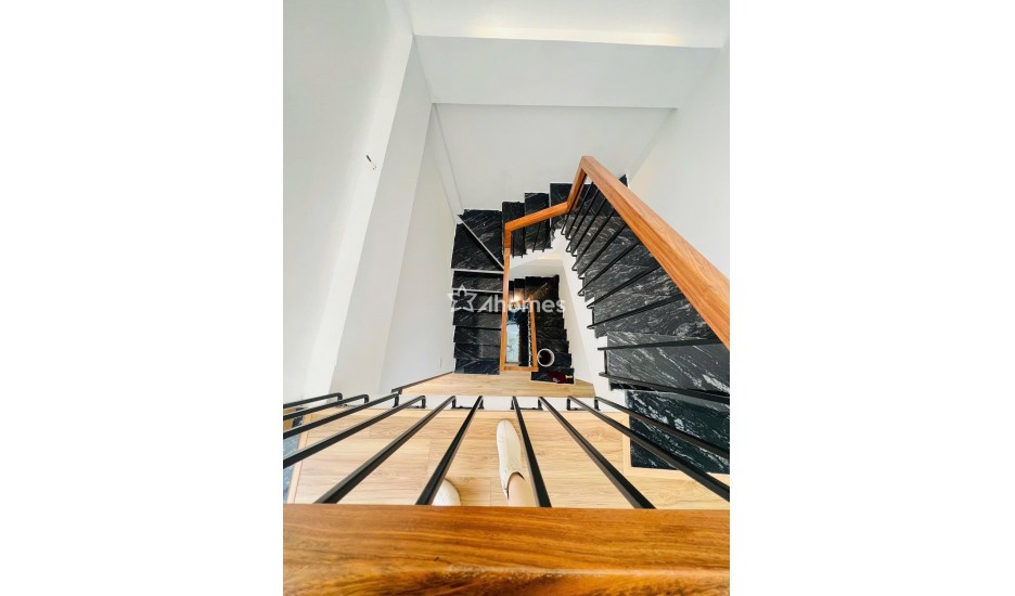 Bán nhà Thanh Xuân. mặt ngõ thông oto qua nhà 5 tầng 4 ngủ , giá chỉ hơn 13ty.