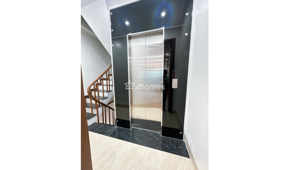 10tỷ có nhà xây mới 6T thang máy, phân lô oto vào nhà