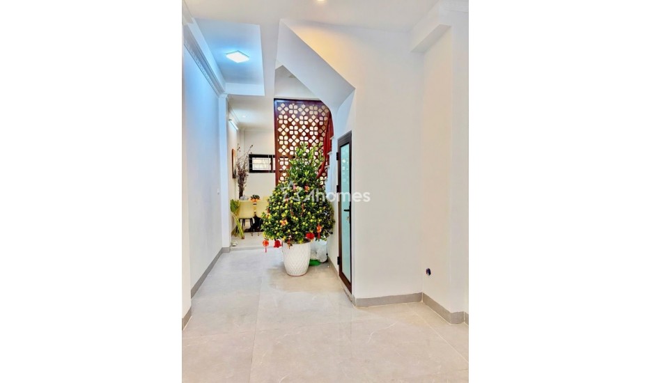 Nhà 5 tầng - 35m ngay sát quân uỷ hoàng mai- ô tô đỗ tận cửa