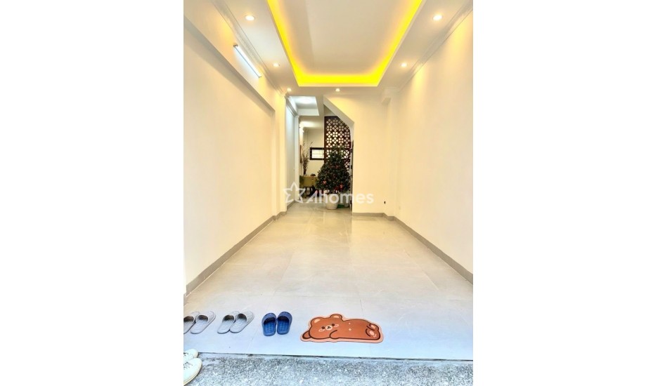 Nhà 5 tầng - 35m ngay sát quân uỷ hoàng mai- ô tô đỗ tận cửa