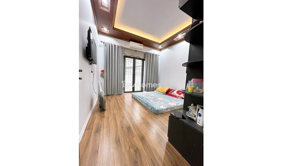 Cách mặt phố Tân Mai đúng 10m, ngõ thông, nhà dân xây