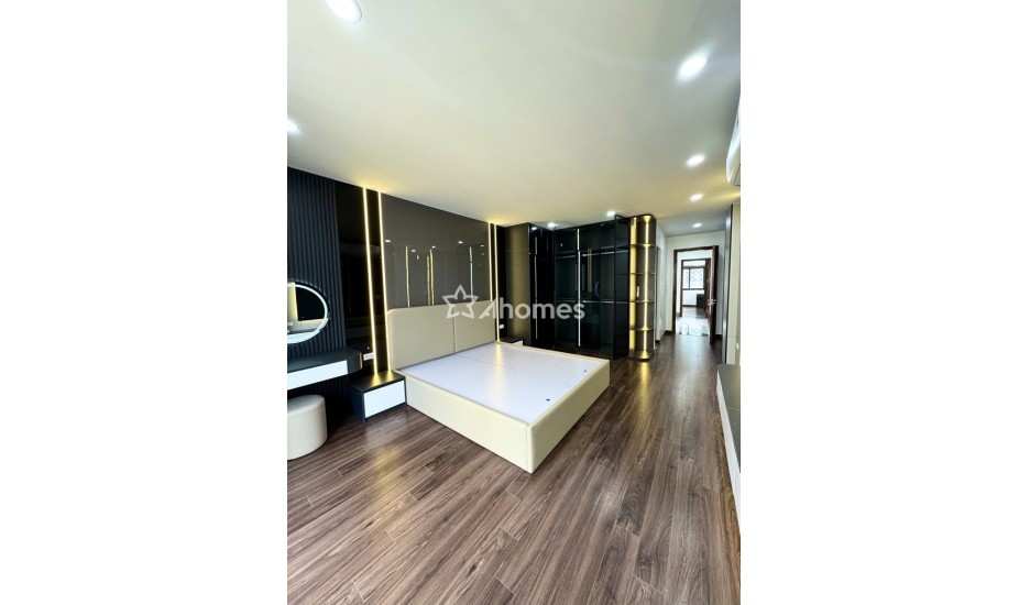 Mặt phố Thịnh Liệt, oto tránh, kinh doanh sầm uất