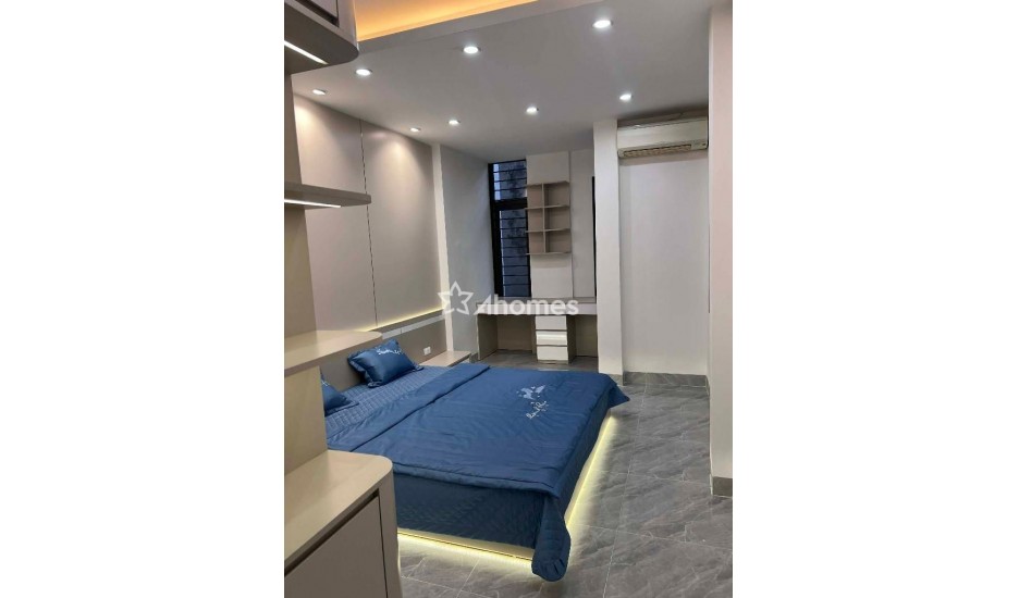 Bán gấp! Nhà ba bước ra phố, ra bến xe ra các trường đại học, 36m2, 9,5 tỷ.