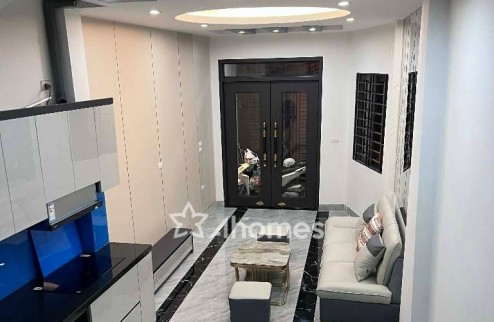 Bán gấp! Nhà ba bước ra phố, ra bến xe ra các trường đại học, 36m2, 9,5 tỷ.